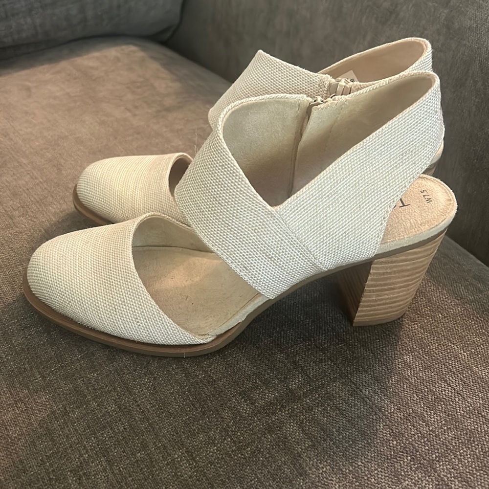 Tom’s 7.5 size shoes